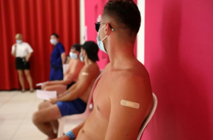 Des vacanciers attendent pour se faire vacciner contre le Covid-19 dans un camping d'Argelès-sur-Mer, le 13 août 2021