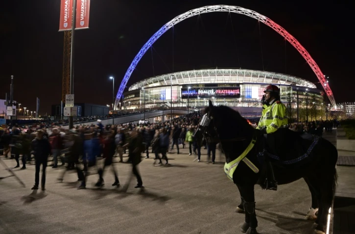 La police montée surveille le stade de Wembley le 17 novembre 2015 avant le match Angleterre/France