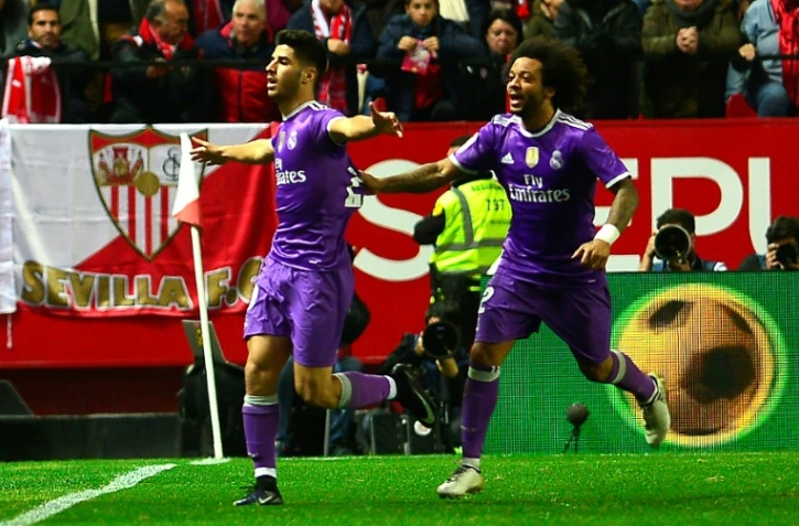 Le joueurs du Real Madrid Marco Asensio et Marcelo célèbrent un but, le 12 janvier 2017 en 8e de finales retour à Séville