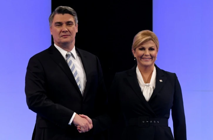Les candidats à l'élection présidentielle croate Kolinda Grabar Kitarovic (D) and Zoran Milanovic (G), avant un débat télévisé le 3 janvier 2020