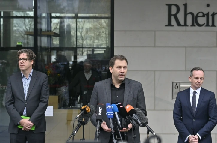 De G à D : Le responsable des Verts Michael Kellner, le secrétaire général du SPD Lars Klingbeil et le secrétaire fédéral du Parti libéral-démocrate (FDP) Volker Wissing lors de leur déclaration commune, le 16 novembre 2021 à Berlin