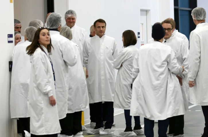 Le président Emmanuel Macron, au centre, attend avant la visite de l'usine de production de médicaments du danois Novo Nordisk à Chartres, en Eure-et-Loir, le 23 novembre 2023