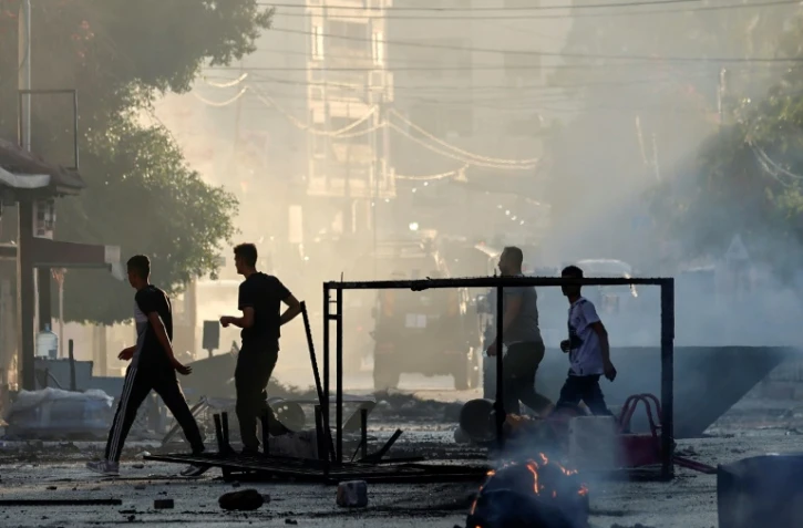 Des passants à Jénine, dans le nord de la Cisjordanie, lors d'une opération de l'armée israélienne, le 3 juillet 2023