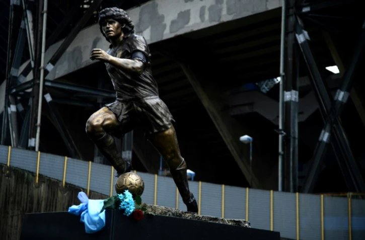 Une statue en bronze de Diego Armando inaugurée le 25 novembre 2021 devant le stade de Naples, qui porte désormais le nom de l'ancienne star argentine du Napoli