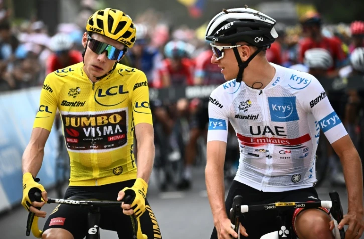 Le Maillot jaune danois Jonas Vingegaard et l'ex-leader du classement général du Tour de France, le Slovène Tadej Pogacar, avant la 12e étape, le 14 juillet 2022 à Briançon.