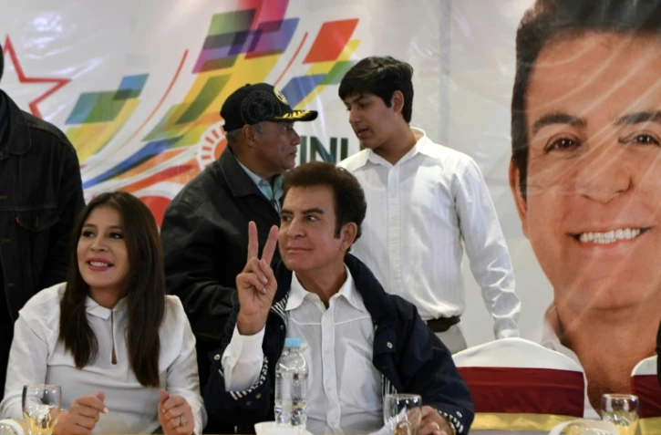 Le principal candidat de l'opposition au Honduras, Salvador Nasralla, fait le V de la victoire. M. Nasralla a contesté dans la nuit de dimanche à lundi la victoire du président sortant Juan Orlando Hernandez à l'élection présidentielle. 