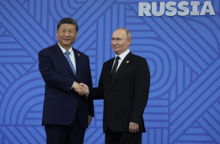 Le président russe Vladimir Poutine salue le président chinois Xi Jinping lors d'une cérémonie officielle d'accueil des chefs de délégation au sommet des BRICS à Kazan, en Russie, le 23 octobre 2024