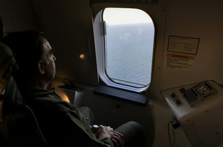 Un membre de la Marine argentine participe aux recherches du sous-marin disparu après avoir décollé de la base militaire de Bahia Blanca, en Argentine, le 26 novembre 2017