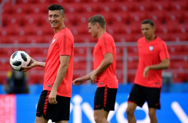 L'attaquant polonais Robert Lewandowski (g) lors d'un entraînement, le 18 juin 2018 à Moscou