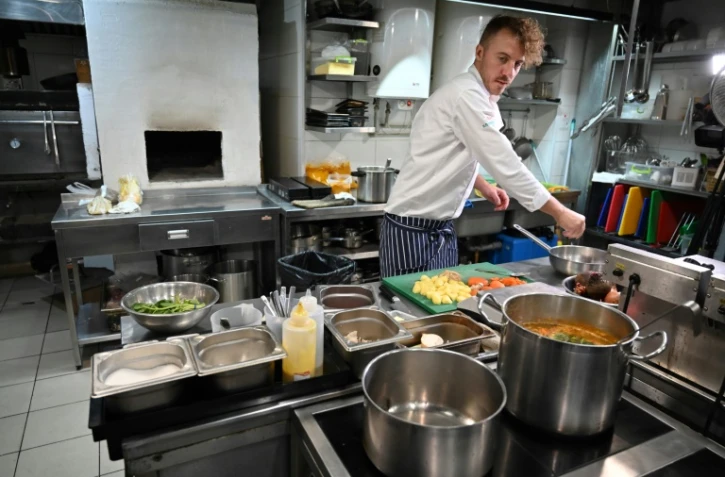 Le chef ukrainien Ievguen Klopotenko prépare un bortsch dans la cuisine de son restaurant, le 25 novembre 2020 à Kiev