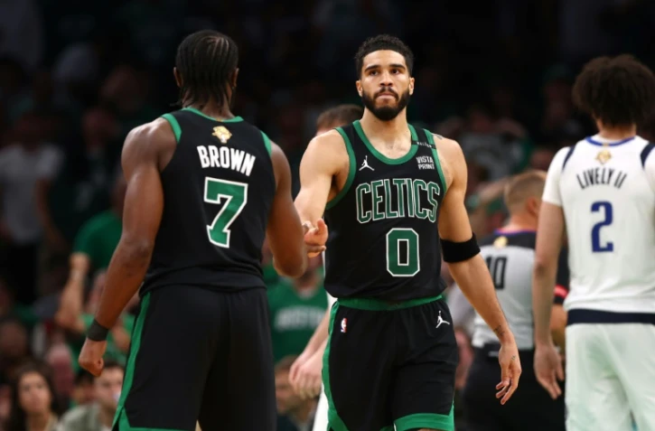 Jayson Tatum et Jaylen Brown, les deux stars des Celtics de Boston, contre les Mavericks de Dallas lors du deuxième match des Finales NBA 2024, à Boston, le 09 juin 2024