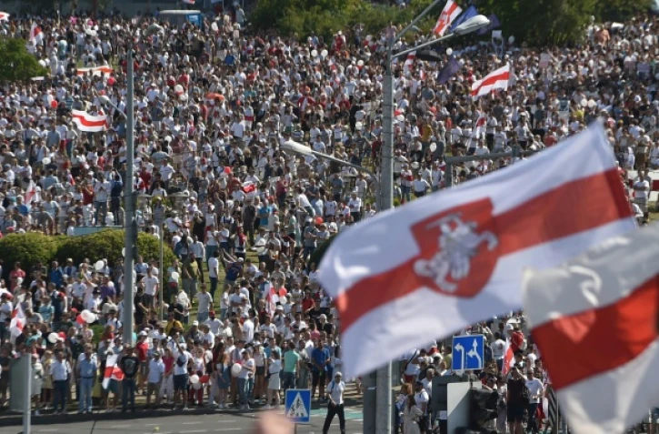 Des dizaines de milliers de manifestants défilent le 16 août 2020 à Minsk pour réclamer le départ du président Alexandre Loukachenko