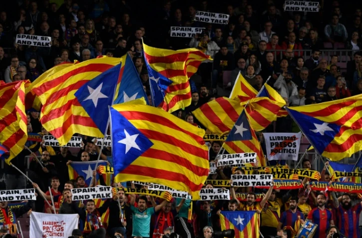 Des supporters du FC Barcelone agitent des drapeaux pour l'indépendance de la Catalogne, le 5 novembre 2019 dans le stade Camp Nou à Barcelone