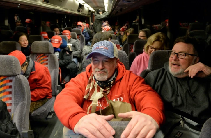 Des partisans de Donald Trump dans la nuit du 5 au 6 janvier 2021 à Newton, dans le Massachusetts, avant de partir pour Washington manifester contre la victoire de Joe Biden à la présidentielle