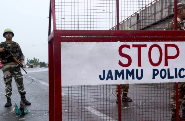 Des forces de sécurité à un point de contrôle sur une route de Jammu, le 7 août 2019 en Inde
