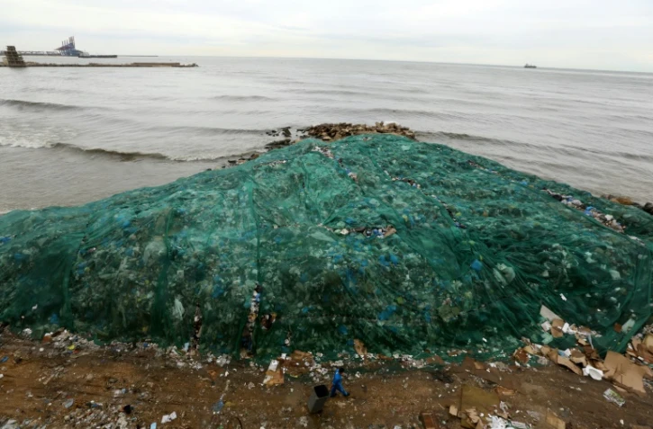 Un barrage flottant capture des déchets en mer du Nord, le 30 décembre 2015