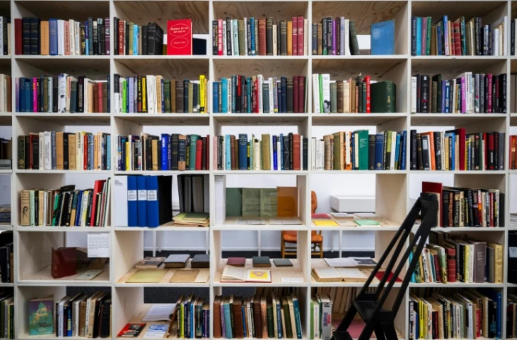 Des livres et documents conservés dans une bibliothèque consacrée aux phénomènes paranormaux à Norrköping, en Suède, le 12 mars 2024