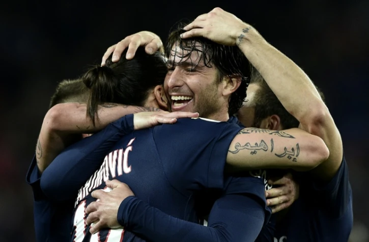 Le défenseur du PSG Maxwell félicité par Zlatan Ibrahimovic après un but contre Guingamp, le 8 mai 2015 au Parc des Princes