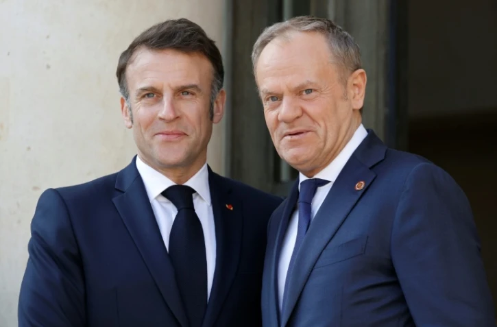 Le président français Emmanuel Macron (gauche) salue le Premier ministre polonais Donald Tusk, le 27 mars 2025 à Paris