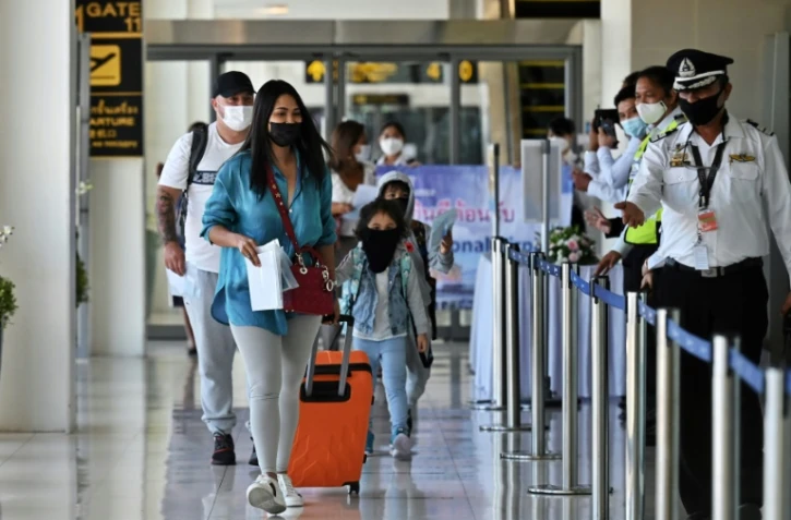Des passagers débarquent d'un vol d'Etihad Airways en provenance d'Abou Dhabi à l'aéroport de Phuket le 1er juillet 2021