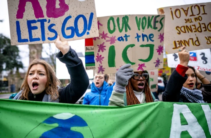 Un groupe de militants pour le climat manifeste devant la Cour internationale de justice à La Haye, aux Pays-Bas, le 2 décembre 2024