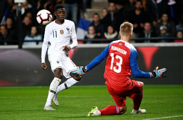 L'attaquant des Bleus Ousmane Dembélé face au gardien de l'Islande Runar Alex Runarsson en amical au Roudourou, le 11 octobre 2018 