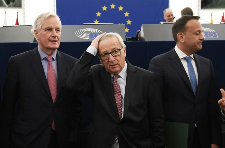 Le président de la Commission européenne Jean-Claude Juncker (c) et le négociateur en chef du Brexit pour l'Union Michel Barnier (g) à Strasbourg, le 17 janvier 2018