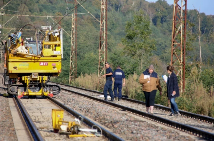 Des gendarmes inspectent la voie ferrée à Péré dans les Hautes-Pyrénées, le 10 octobre 2018
