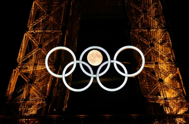 La pleine Lune se lève derrière la Tour Eiffel à Paris avant les Jeux olympiques, le 22 juillet 2024