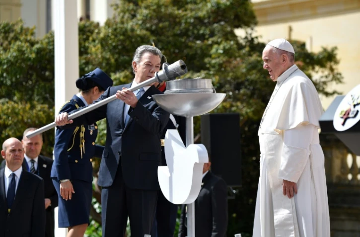 Le président colombien Juan Manuel Santos (g) et le pape François, le 7 septembre 2017 à Bogota