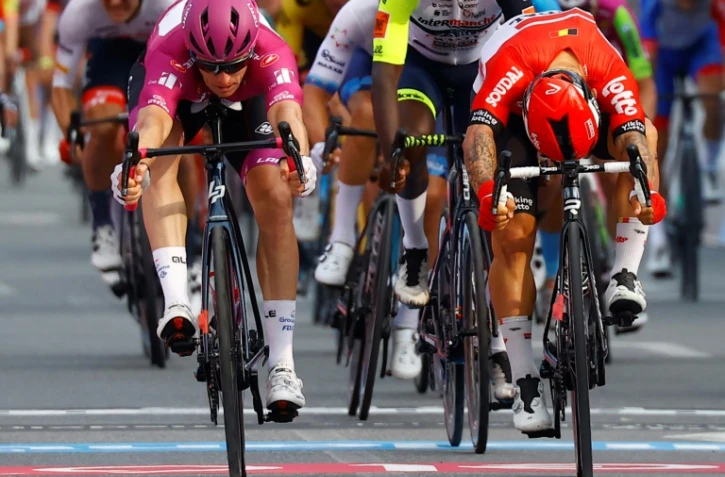 Le Français Arnaud Démare (g) devance au sprint l'Australien Caleb Ewan (d) sur la ligne d'arrivée de la 6e étape du Giro, le 12 mai 2022 à Scalea (Calabre) 