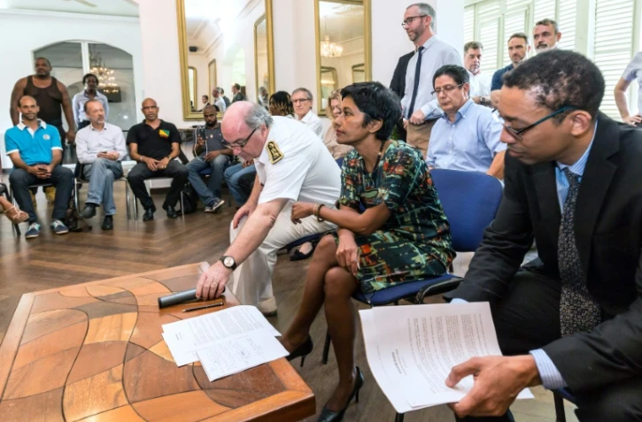 La ministre des Outre-mer Ericka Bareigts (c) s'entretient avec des représentants du mouvement social en Guyane, à Cayenne, le 2 avril 2017