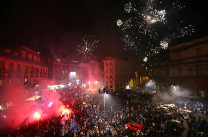 Des supporters de Naples fêtent son 3e titre de champion d'Italie après sa victoire contre l'Udinese, le 4 mai 2023 à Naples