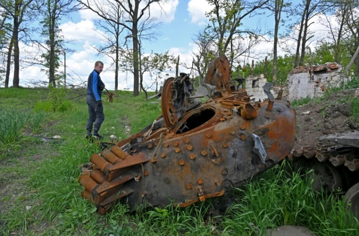 Un tank détruit dans le village de Mala Rogan, près de Kharkiv, le 18 mai 2022 en Ukraine