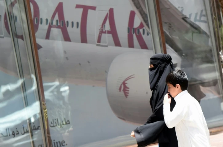 Une Saoudienne près d'un bureau de Qatar Airways à Ryad le 5 juin 2017