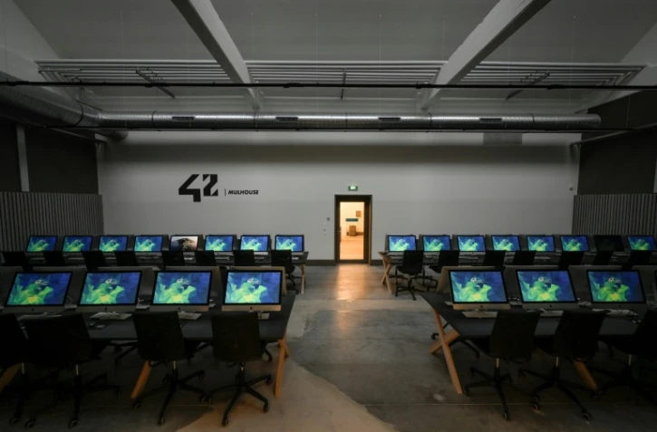 Une classe équipée d'ordinateurs, photographiée le 4 novembre 2021, attend ses premiers élèves, dans l'école informatique d'un nouveau genre, "42", imaginée par le milliardaire Xavier Niel et qui va ouvrir ses portes le 8 novembre à Mulhouse (Haut-Rhin).