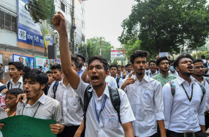 Des étudiants manifestent à Dacca après la mort de deux jeunes percutés par un bus qui roulait trop vite, le 4 août 2018 au Bangladesh