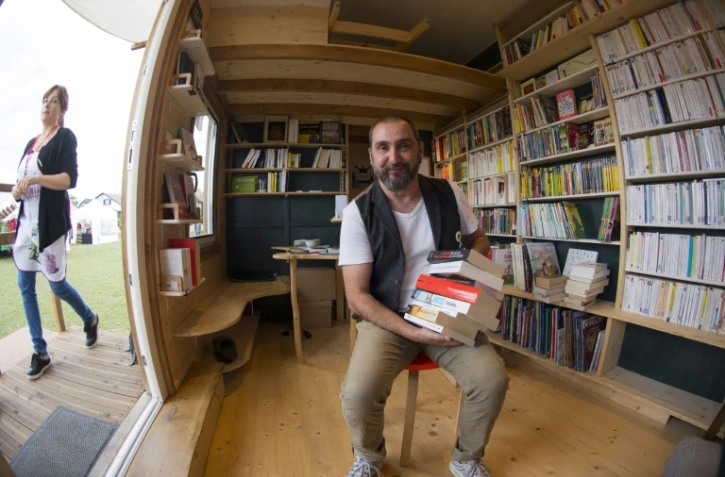 Jean-Jacques Megel-Nuber dans sa "librairie ininérante" à Gundolsheim, dans l'est de la France, le 12 août 2017