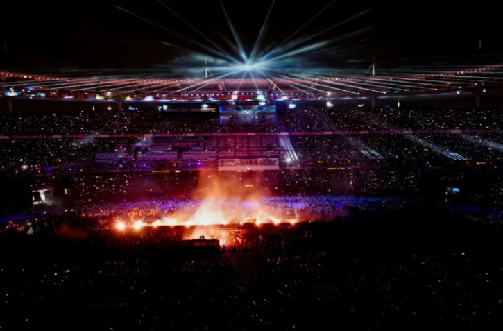 Des feux d'artifice éclatent lors de la cérémonie de clôture des Jeux paralympiques de Paris 2024 au Stade de France, à Saint-Denis, le 8 septembre 2024