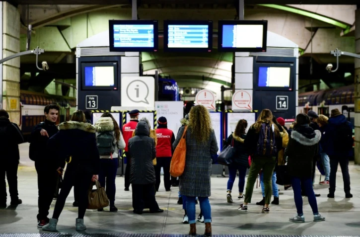 Des voyageurs consultent les panneaux d'informations sur le trafic des trains, Ă la gare Montparnasse Ă Paris, le 7 janvier 2020
