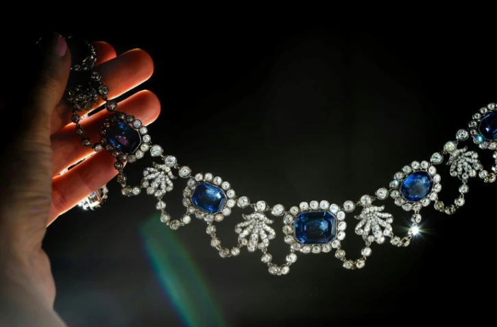 Un collier en diamant et saphirs datant de 1800 et ayant appartenu à la fille adoptive de Napoléon, Stéphanie de Beauharnais, présenté chez Sotheby's à Genève le 5 mai 2021