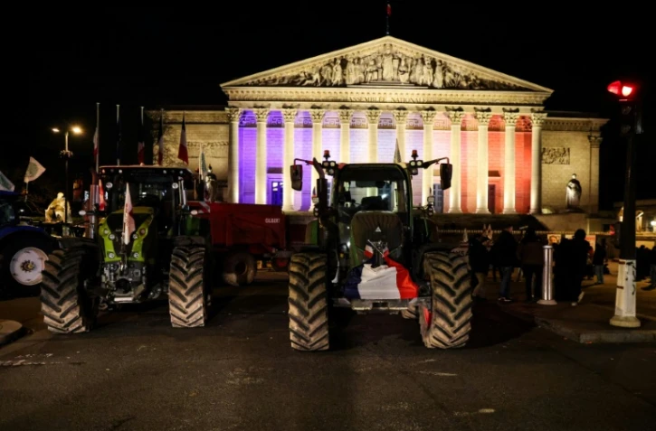 Des tracteurs devant l'Assemblée nationale lors d'une manifestation d'agriculteurs le 13 janvier 2026, à Paris