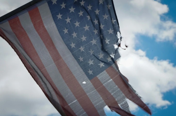 Un drapeau américain déchiré flotte sur une grille devant l'hôpital Wyckoff à Brooklyn, le 04 avril 2020