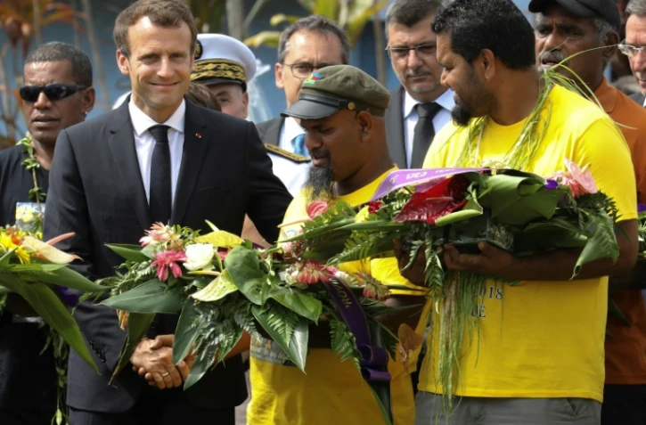Le président Emmanuel Macron assiste à une cérémonie, le 5 mai 2018 à Ouvéa, en Nouvelle-Calédonie
