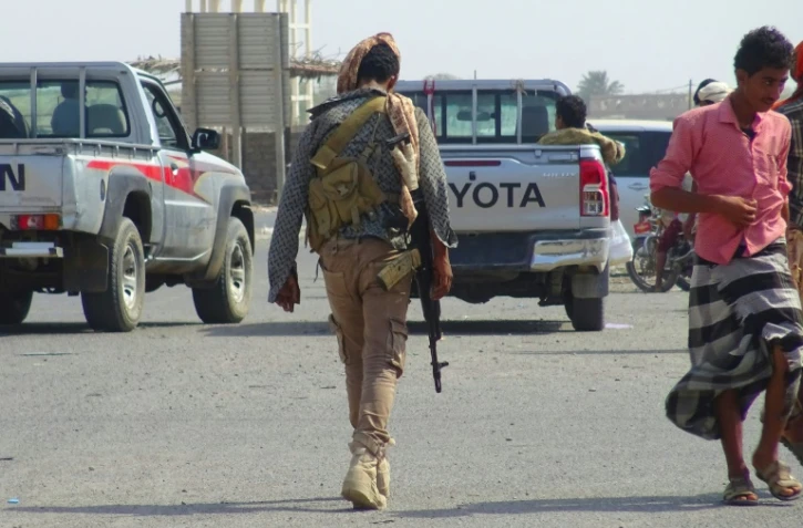 Un combattant des forces loyalistes yéménites dans une rue de Kokha, au sud du port stratégique de Hodeida, le 18 décembre 2018