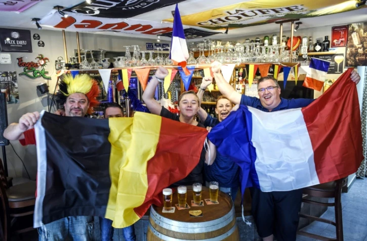 Les supporters belges et français à Quiévrain à la frontière franco-belge le 9 juillet 2018 lors du Mondial