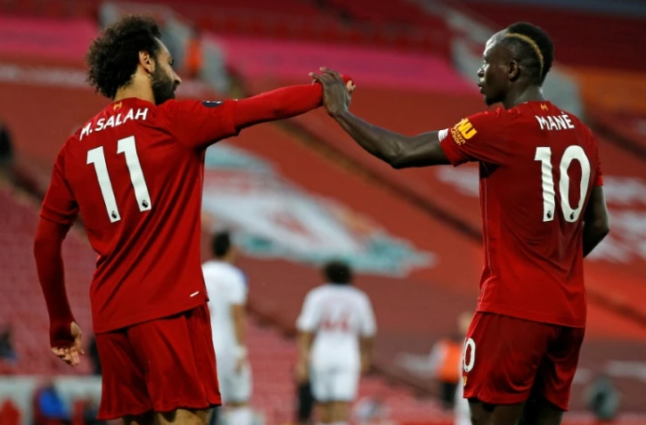 Les attaquants de Liverpool Mohamed Salah (g) et Sadio Mané contre Crystal Palace, le 24 juin 2020 à Liverpool