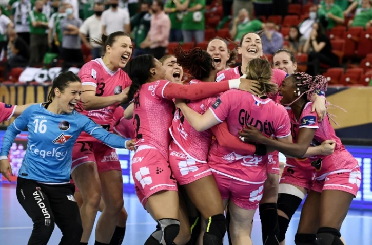 La joie des handballeuses de Brest, qualifiées pour la 1ère fois pour la finale de la Ligue des champions, après leur victoire face aux Hongroises de Györ, triples tenantes du titre, à l'issue d'une séance de tirs au but (4-2, 23-23 a.p.), le 29 mai 2021 à Budapest