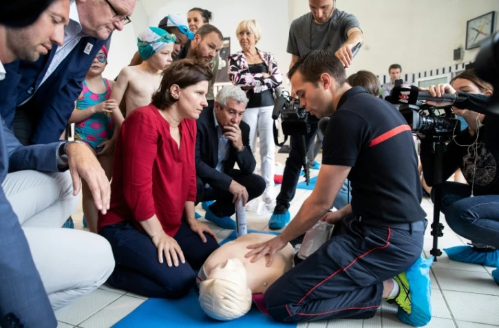 La ministre des Sports Roxana Maracineanu (C-G) assiste le 20 juin 2019 à Paris à une démonstration de sauvetage d'un noyé 