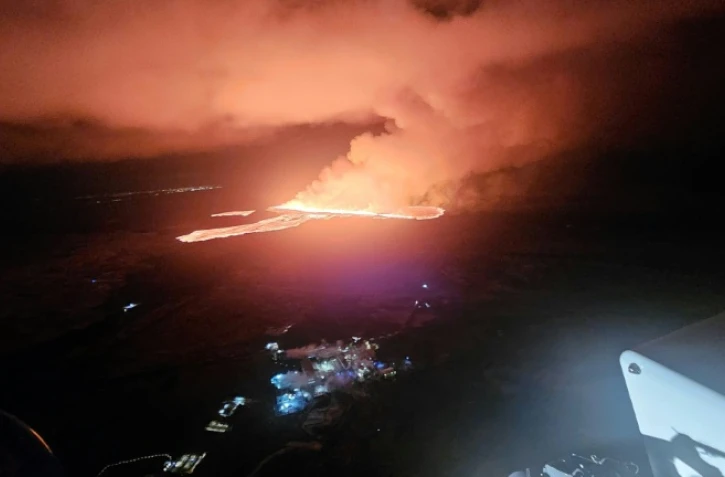 Photo diffusée le 21 novembre 2024 par les autorité islandaises montrant de la lave et de la fumée provenant d'un volcan près de Grindavik sur la péninsule islandaise de Reykjanes